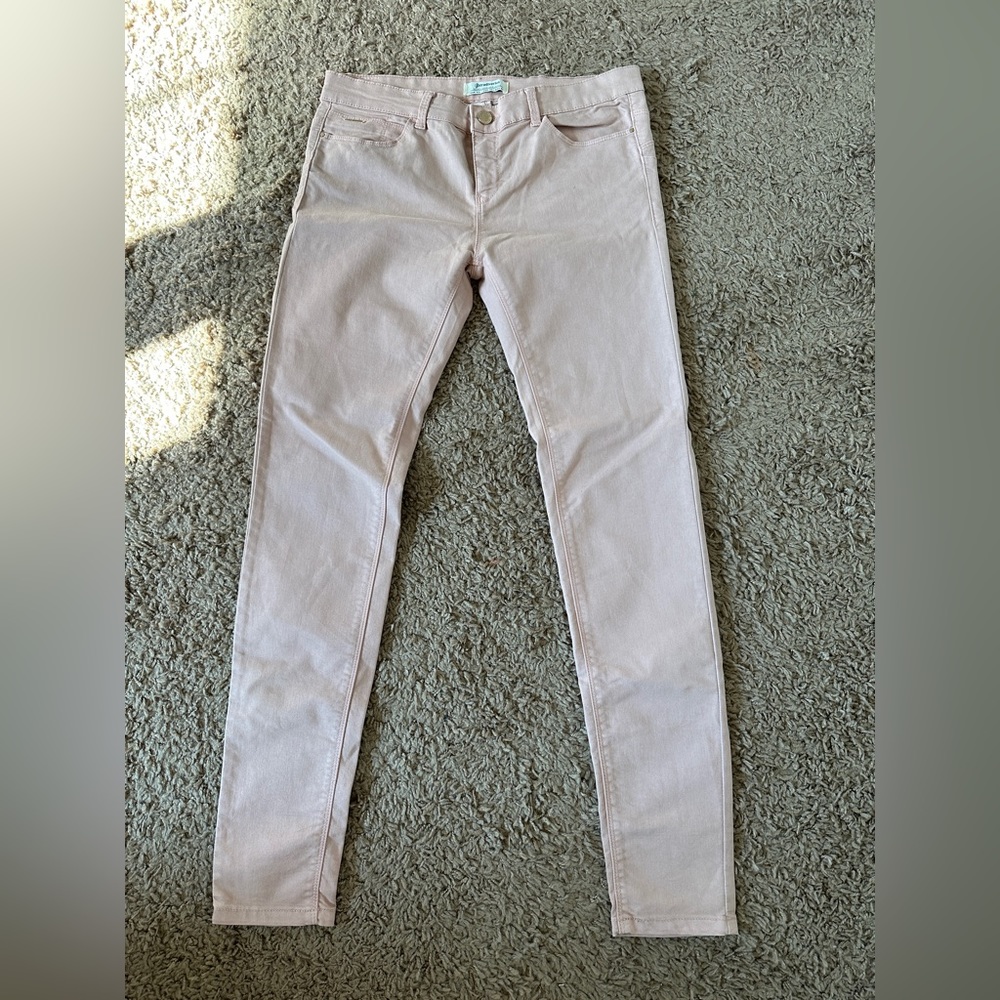 Stradivarius mid-rise pink nude colored women’s jeans.